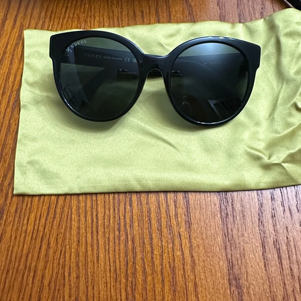 ⭐️New Gucci Black Framed Sunglasses, Grey Lenses, Velvet case, Satin pouch. - Picture 7 of 9